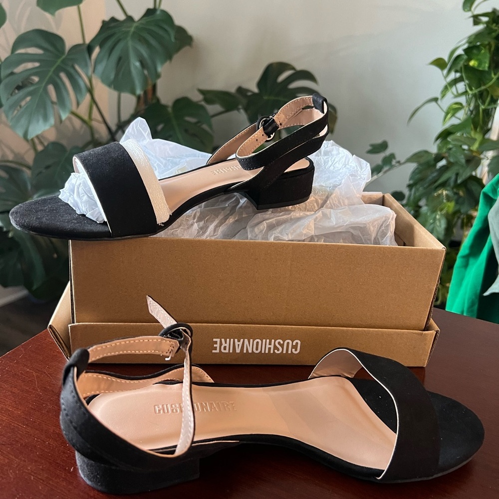 8W cushionaire black suede sandals - Never Worn